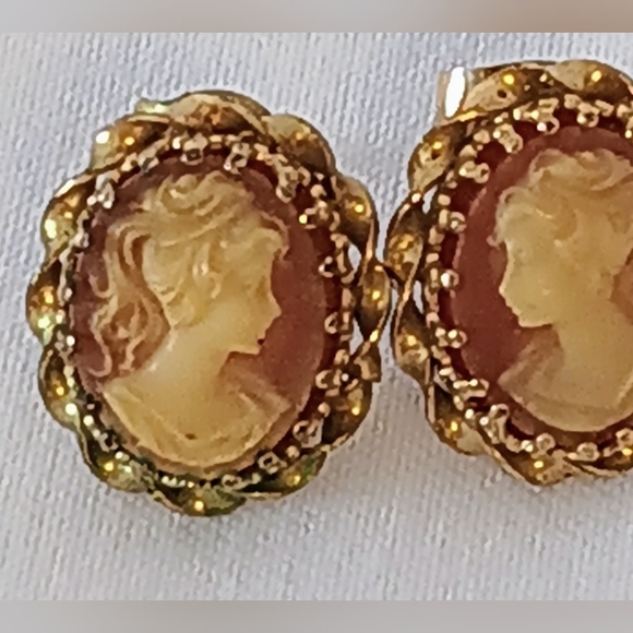 𝗘𝗹𝗲𝗴𝗮𝗻𝘁 𝗬𝗲𝗹𝗹𝗼𝘄 𝗚𝗼𝗹𝗱 𝗩𝗧𝗚.𝗖𝗮𝗺𝗲𝗼 𝗘𝗮𝗿𝗿𝗶𝗻𝗴𝘀 - Picture 5 of 7